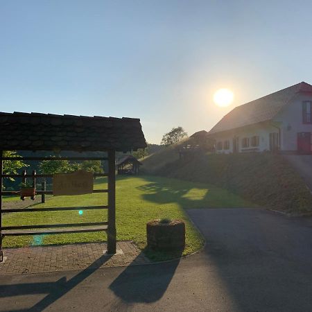 הוילה Store Tourist Farm Artisek מראה חיצוני תמונה