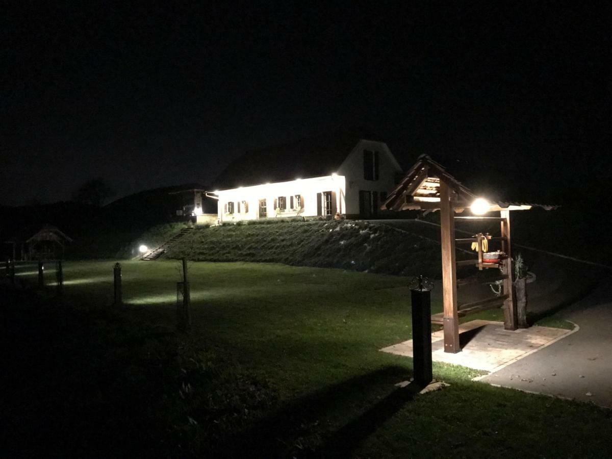 הוילה Store Tourist Farm Artisek מראה חיצוני תמונה