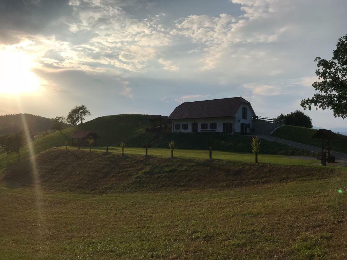הוילה Store Tourist Farm Artisek מראה חיצוני תמונה